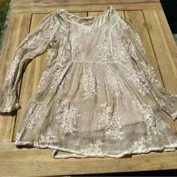 Soft surroundings cream tunic with underlay and floral detail size XS small - Picture 4 of 11